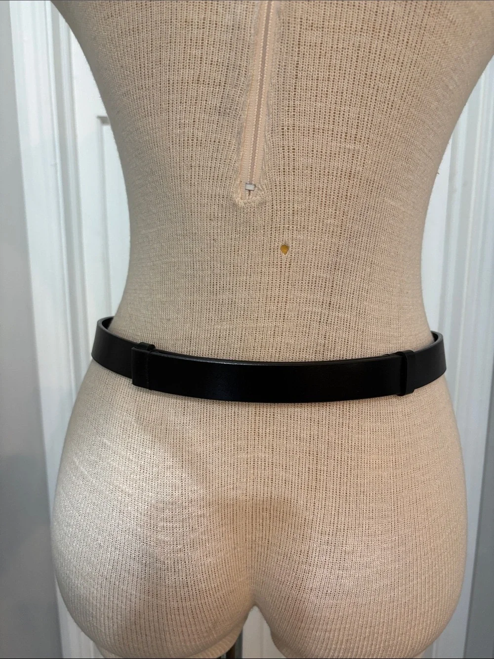 Chico’s black split leather sz S adjustable belt w/silver hammered buckle